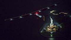 Solar Impulse 2 pelétává nad Sochou Svobody u New Yorku.