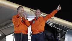 Radost v cíli. Bertrand Piccard (vpravo) a Andre Borschberg, piloti Solar...