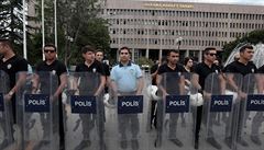 Tureck vlda pokrauje v razich, vtrhla do dalch dvou firem