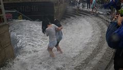 Lidé se snaí dostat do zaplavené stanice metra.