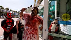 Komiksový nadenec pevleený za zombie na zahájení 36. roníku Comic-Conu v...