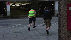 Policisté v civilu pi zásahu v nmeckém Mnichov, po útoku na nákupní centrum...