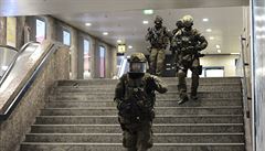 Tce ozbrojené policejní sloky na stanici metra Karlsplatz.
