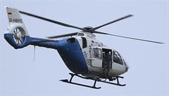 Policejní helikoptéra se zasahujícími policisty v nmeckém Mnichov.