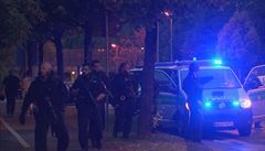 Policisté zasahující kolem obchodního centra Olympia.