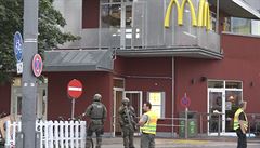 Útok v Mnichov zaal v restauraci McDonald, stelec se tam schovával na...