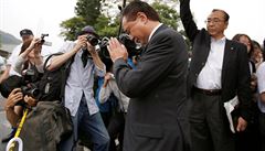 Guvernér prefektury Kanagawa Yuji Kuroiwa se modlí za obti útoku v zaízení...
