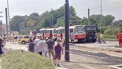 V Sokolovské ulici se srazila tramvaj s nákladním autem.