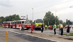 V Sokolovské ulici se srazila tramvaj s nákladním autem.