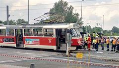 V ulici Na Slupi v Praze vykolejila tramvaj po srážce s autem. Dva lidé byli zraněni