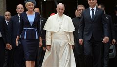 Pape Frantiek s polským prezidentem Dudou a prezidentovou manelkou.