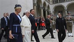 Pape Frantiek navtívil krakovský Wawel spolu s polským prezidentem a jeho...