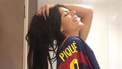 Brazilská modelka Suzy Cortez pózovala s barcelonským dresem Gerarda Piquého.