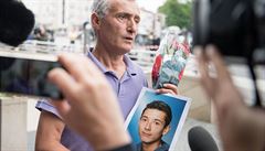 Otec oběti mnichovského střelce ukazuje fotografii zavražděného syna.