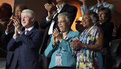 Projevu Michelle Obamové tleskal i bývalý prezident Bill Clinton (vlevo),...