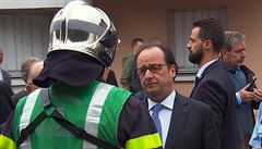 Prezident Hollande hovoí s písluníky zásahových jednotek nedlouho po svém...