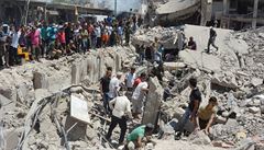 Islámský stát zaútočil na syrské město, bomby zabily desítky lidí
