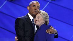 Demokratické objetí. Barack Obama a Hillary Clintonová na nominaním sjezdu ve...