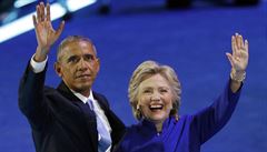 Obama pochválil Clintonovou za kampa v primárkách v roce 2008, kdy byl jejím...