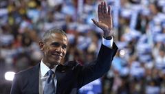 Barack Obama mává publiku na nominaním sjezdu Demokratické strany.