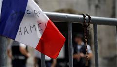 Francouzská vlajka a růženec jako vyjádření úcty islamisty zavražděnému knězi... | na serveru Lidovky.cz | aktuální zprávy