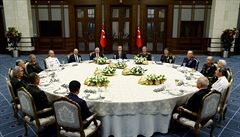 Turecký prezident Erdogan (mezi vlajkami uprosted) pedsedá nejvyí vojenské...