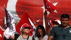 Stoupenci vládní AKP vyjadují v ulicích podporu Erdoganov reimu.