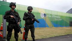 Braziltí vojáci steí vstup do olympijské vesnice v Riu.