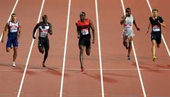 Usain Bolt (vpravo) v závod na 200 metr na Diamantové lize v Londýn.