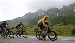 Chris Froome (ve lutém) v Alpách bhem 20. etapy Toru de France.