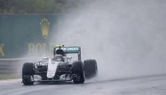 Deštivou kvalifikaci na VC Maďarska vyhrál Rosberg před Hamiltonem