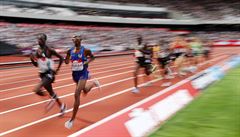 Momentka ze závodu na 5000 metr, Mo Farah v modrém.