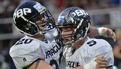 Jan �imánek (vpravo) a autor Jan Kabát z Black Panters se radují z touchdownu.