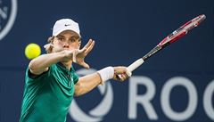 Australský tenista Nick Kyrgios a jeho letící raketa.