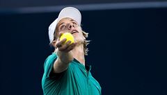 Australský tenista Nick Kyrgios a jeho letící raketa.