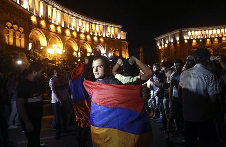 Jeden z demonstrant s arménskou vlajkou.