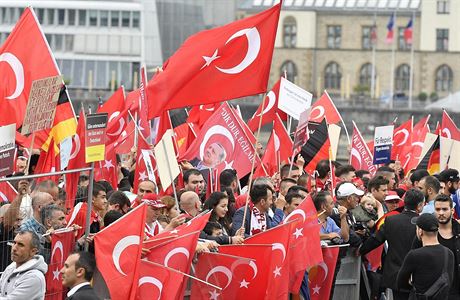Na demonstraci dorazily tisce Turk.