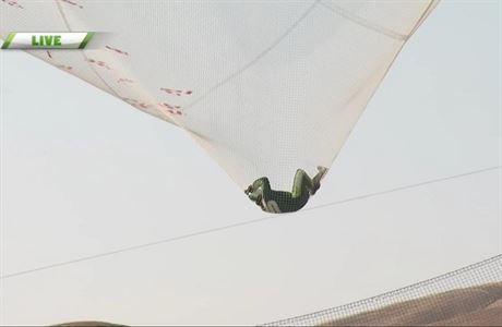 Luke Aikins pistál bezpen v gumové síti po pádu z výky 7620 metr.