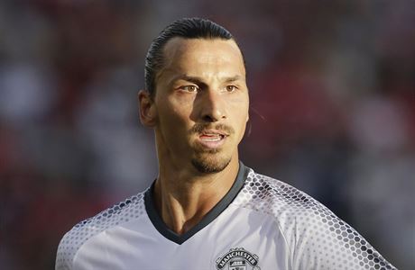 Zlatan Ibrahimovic se proadil krátce po úvodu zápasu a pomohl k výhe 5:2 na...