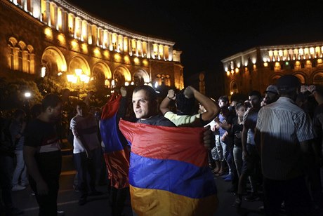Jeden z demonstrantů s arménskou vlajkou.