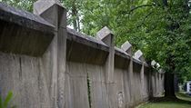 Unikátní kubistickou zeď hřbitova v pražských Ďáblicích čeká oprava. Práce...