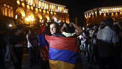 Jeden z demonstrantů s arménskou vlajkou. | na serveru Lidovky.cz | aktuální zprávy