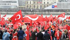 Píznivci tureckého prezidenta Erdogana na shromádní v Kolín nad Rýnem.
