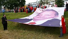 Píznivci tureckého prezidenta Erdogana s jeho obím portrétem v Kolín nad...