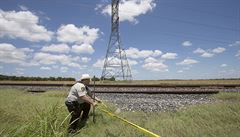 Policista ohrani�uje místo ne�t�stí �lutou páskou.