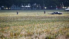 Vy�et�ovatelé na míst�, kde se balón z�ítil. Nejmén� 16 p�i�lo o �ivot.