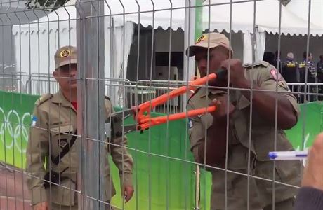 Braziltí hasii otevírají bránu k olympijskému stadionu.