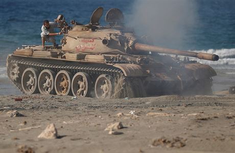 Libyjsk bojovnk obsluhujc tank T-55.