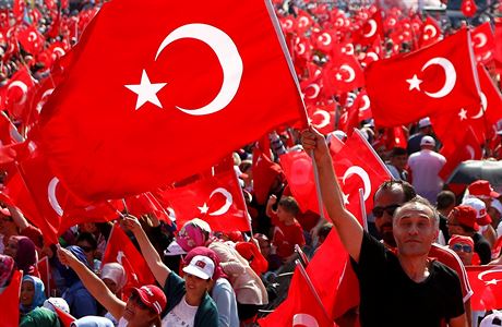 Tureckmi vlajkami se to bhem demonstrace v Istanbulu jen hemilo.