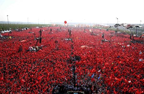 Tureckého prezidenta Erdogana dorazily podpoit statisíce jeho píznivc.